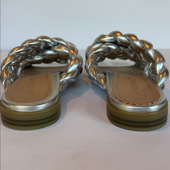 NWOT Vionic Kalina in Silver. Size 8 - Picture 3 of 6